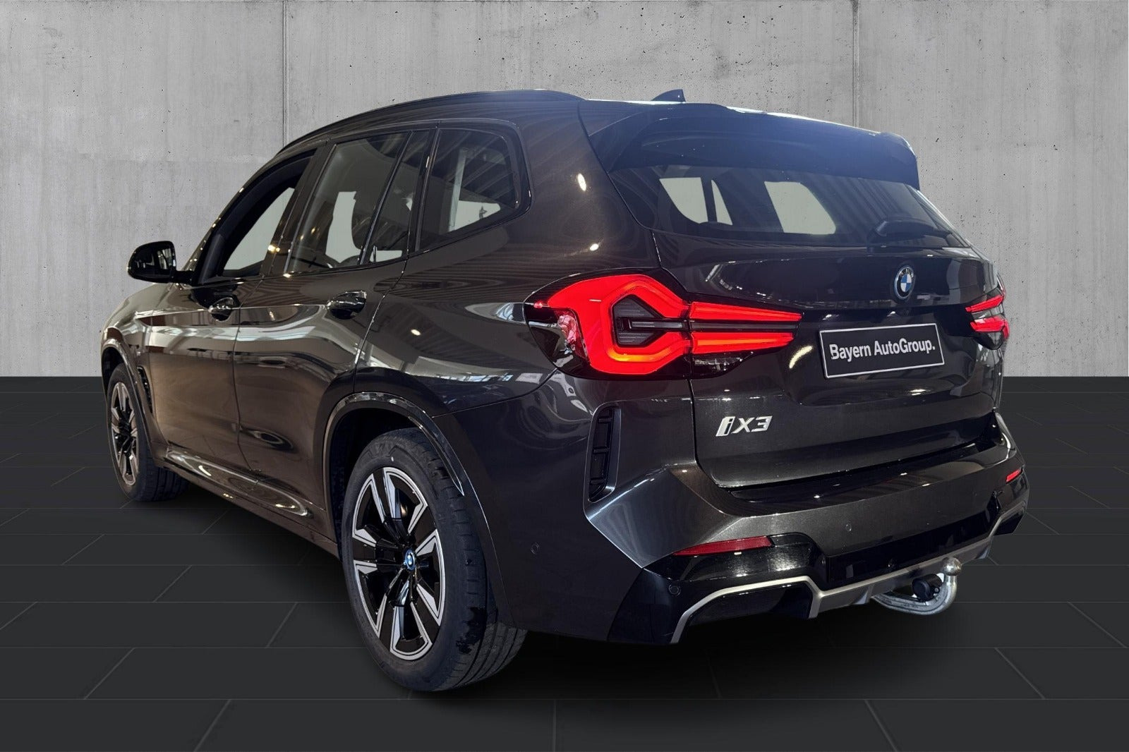 Grå BMW iX3 fra 2023