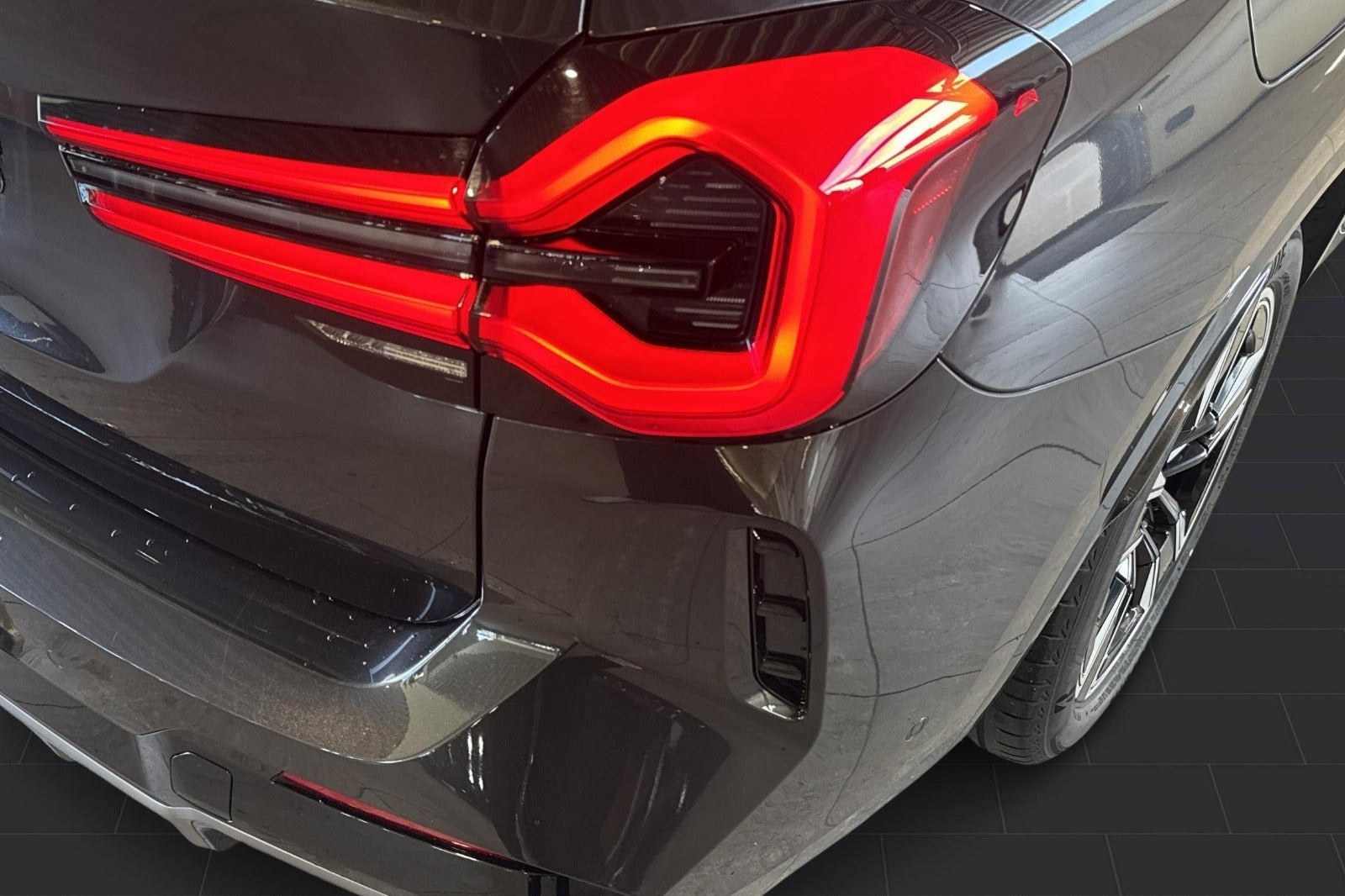 Grå BMW iX3 fra 2023