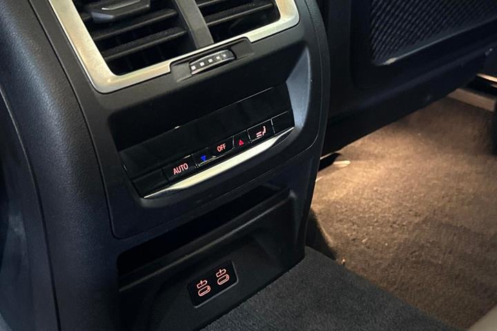 Grå BMW iX3 fra 2023