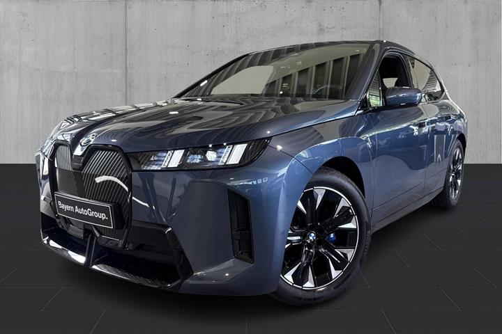 Blå BMW iX fra 2026 set udefra
