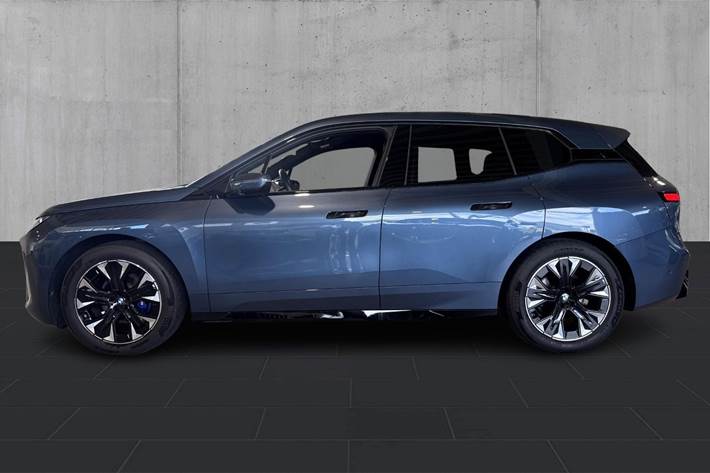 Blå BMW iX fra 2026
