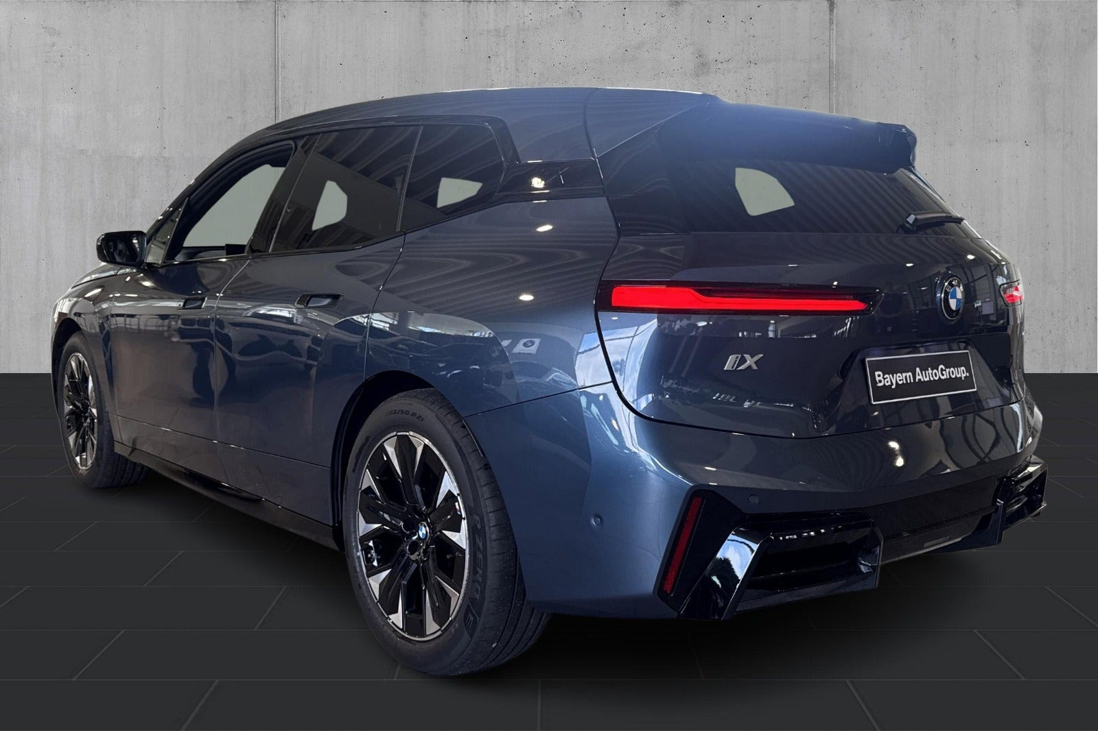 Blå BMW iX fra 2026