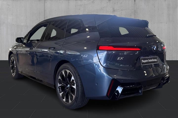Blå BMW iX fra 2026