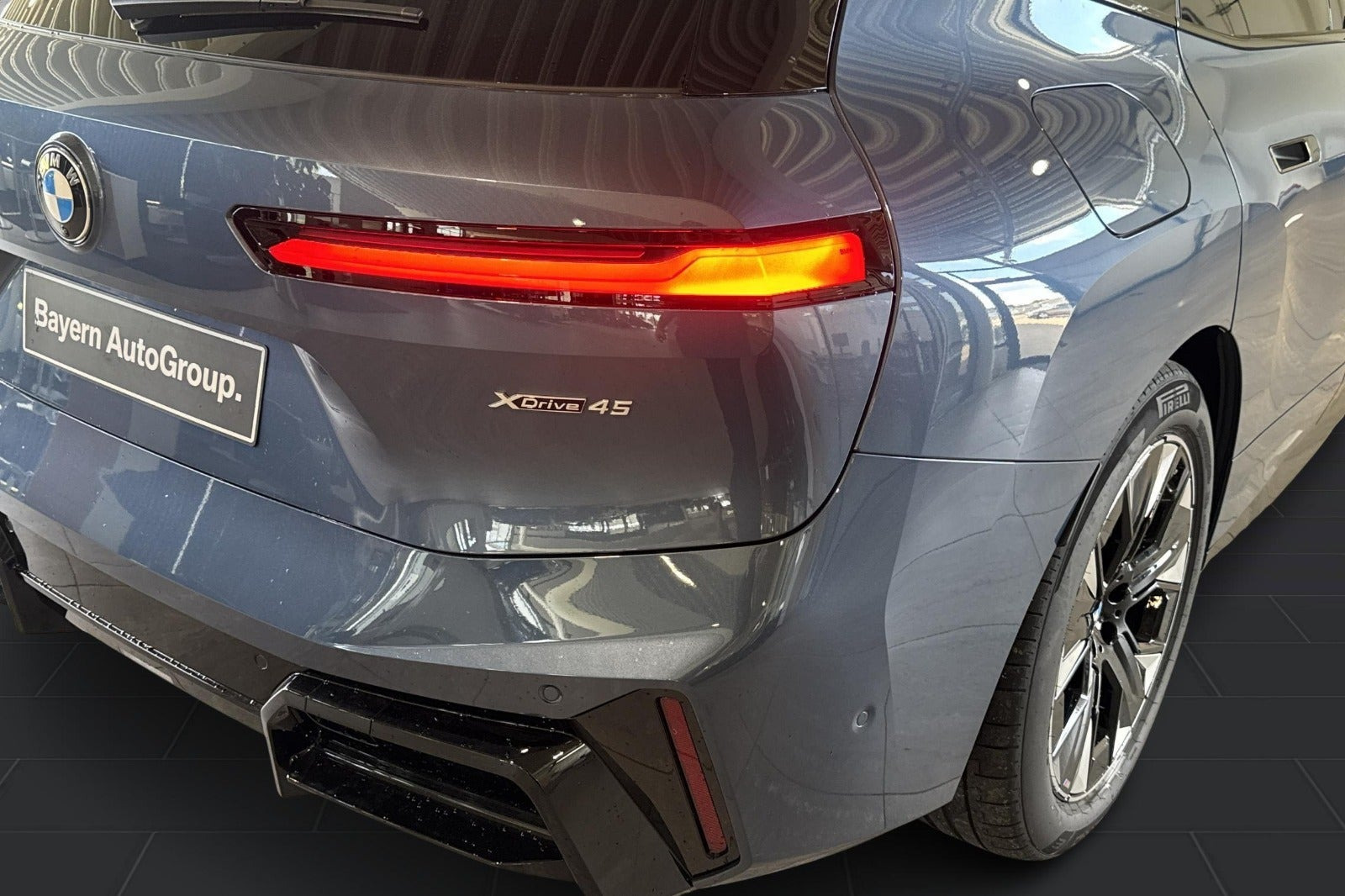 Blå BMW iX fra 2026
