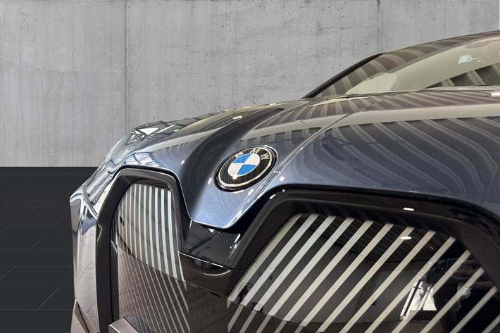 Blå BMW iX fra 2026