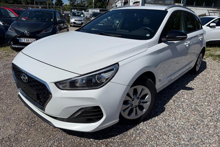 Hvid Hyundai i30 fra 2018 set udefra