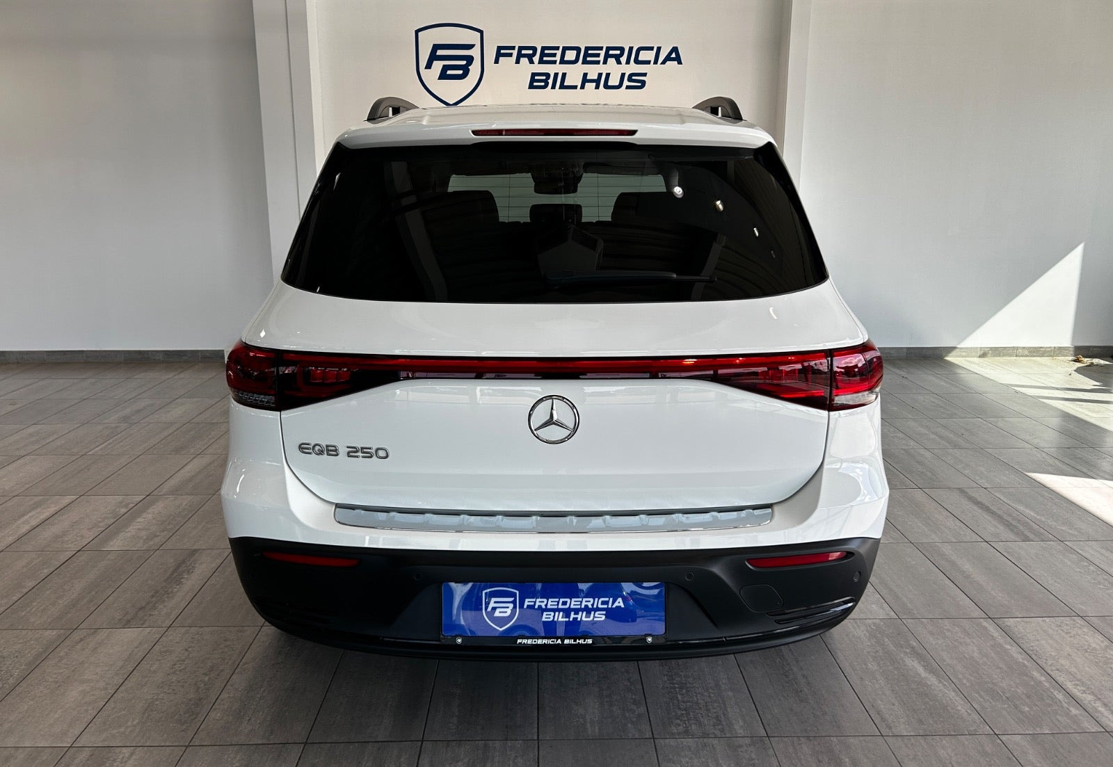Hvid Mercedes EQB250 fra 2023