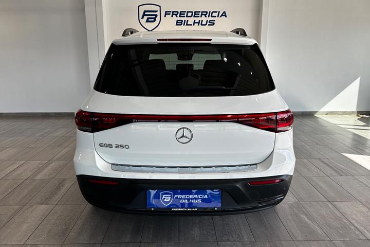 Hvid Mercedes EQB250 fra 2023