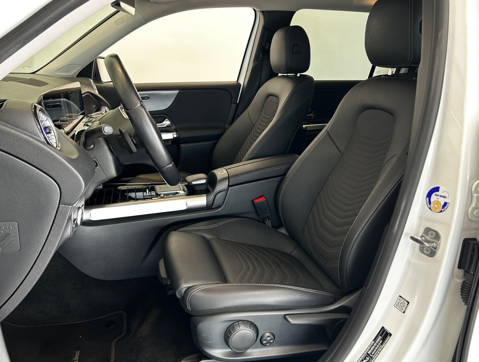 Hvid Mercedes EQB250 fra 2023