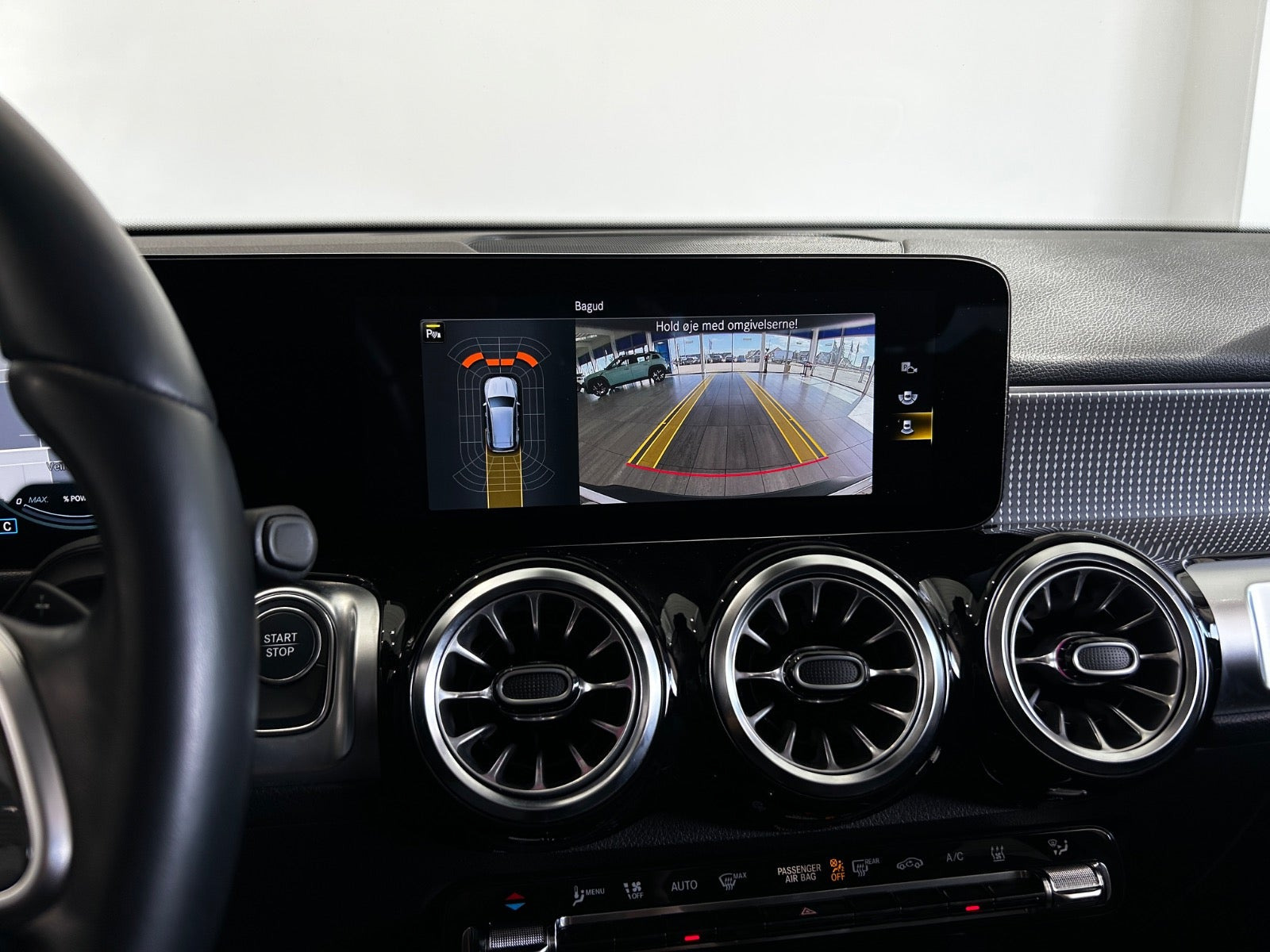 Hvid Mercedes EQB250 fra 2023