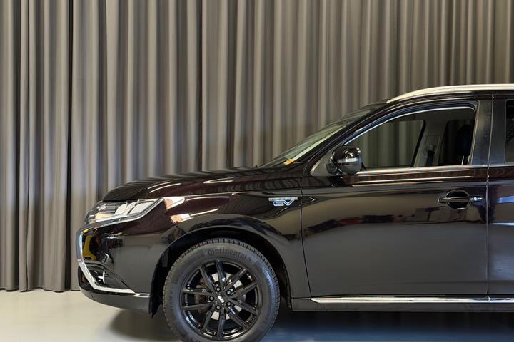 Sort Mitsubishi Outlander fra 2018