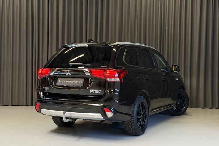 Sort Mitsubishi Outlander fra 2018