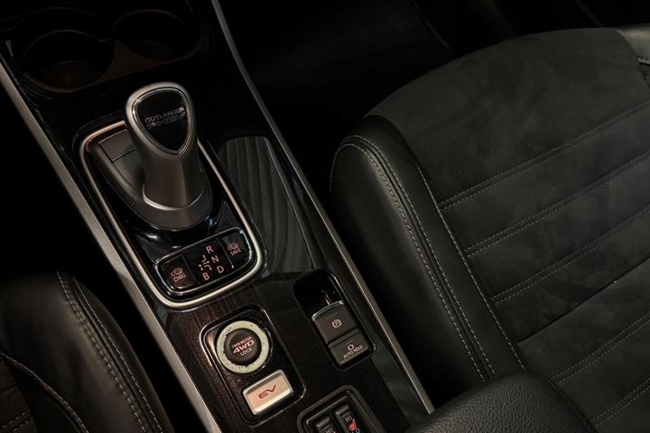 Sort Mitsubishi Outlander fra 2018