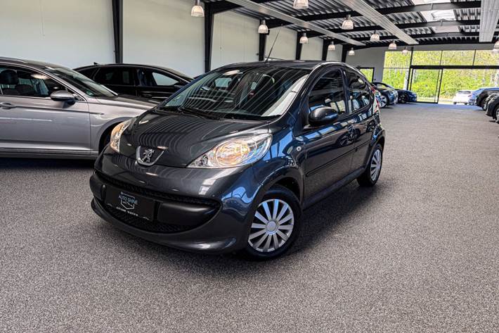 Grøn Peugeot 107 fra 2009