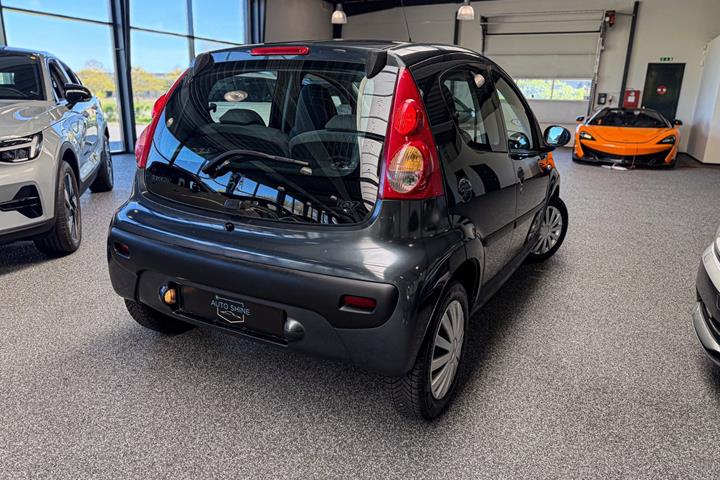 Grøn Peugeot 107 fra 2009