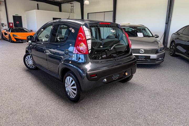 Grøn Peugeot 107 fra 2009
