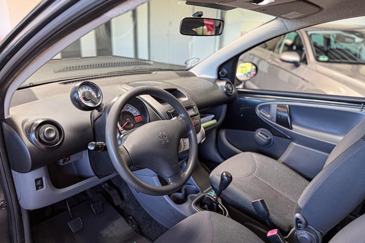 Grøn Peugeot 107 fra 2009