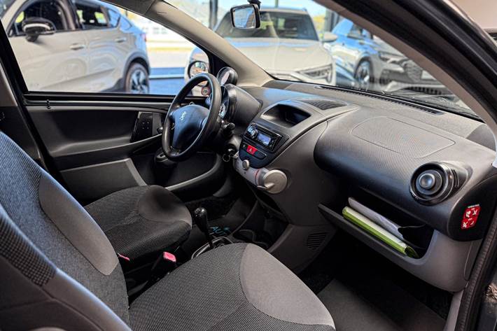 Grøn Peugeot 107 fra 2009