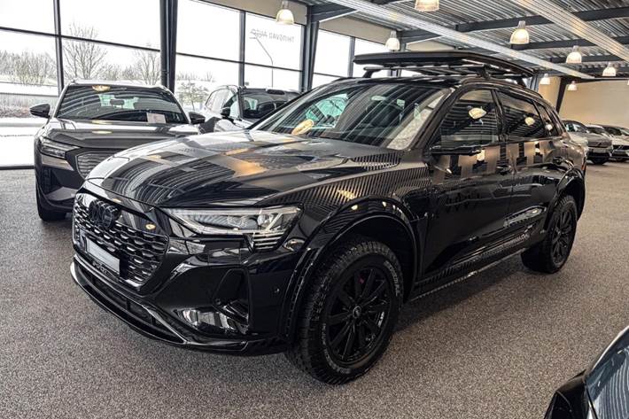 Rød Audi Q8 e-tron fra 2024