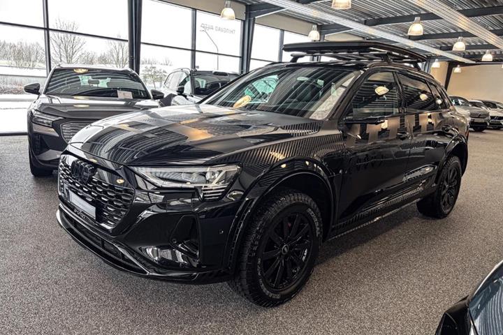 Rød Audi Q8 e-tron fra 2024 set udefra