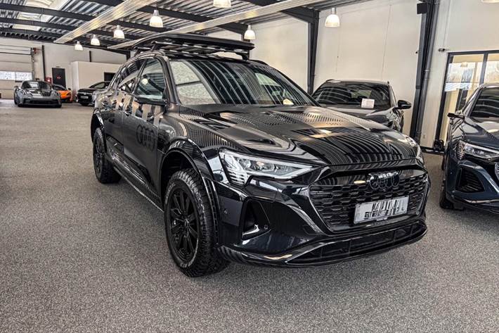 Rød Audi Q8 e-tron fra 2024