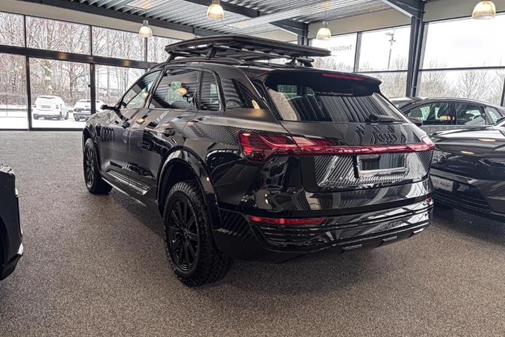 Rød Audi Q8 e-tron fra 2024