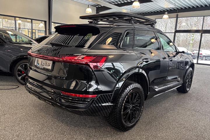 Rød Audi Q8 e-tron fra 2024