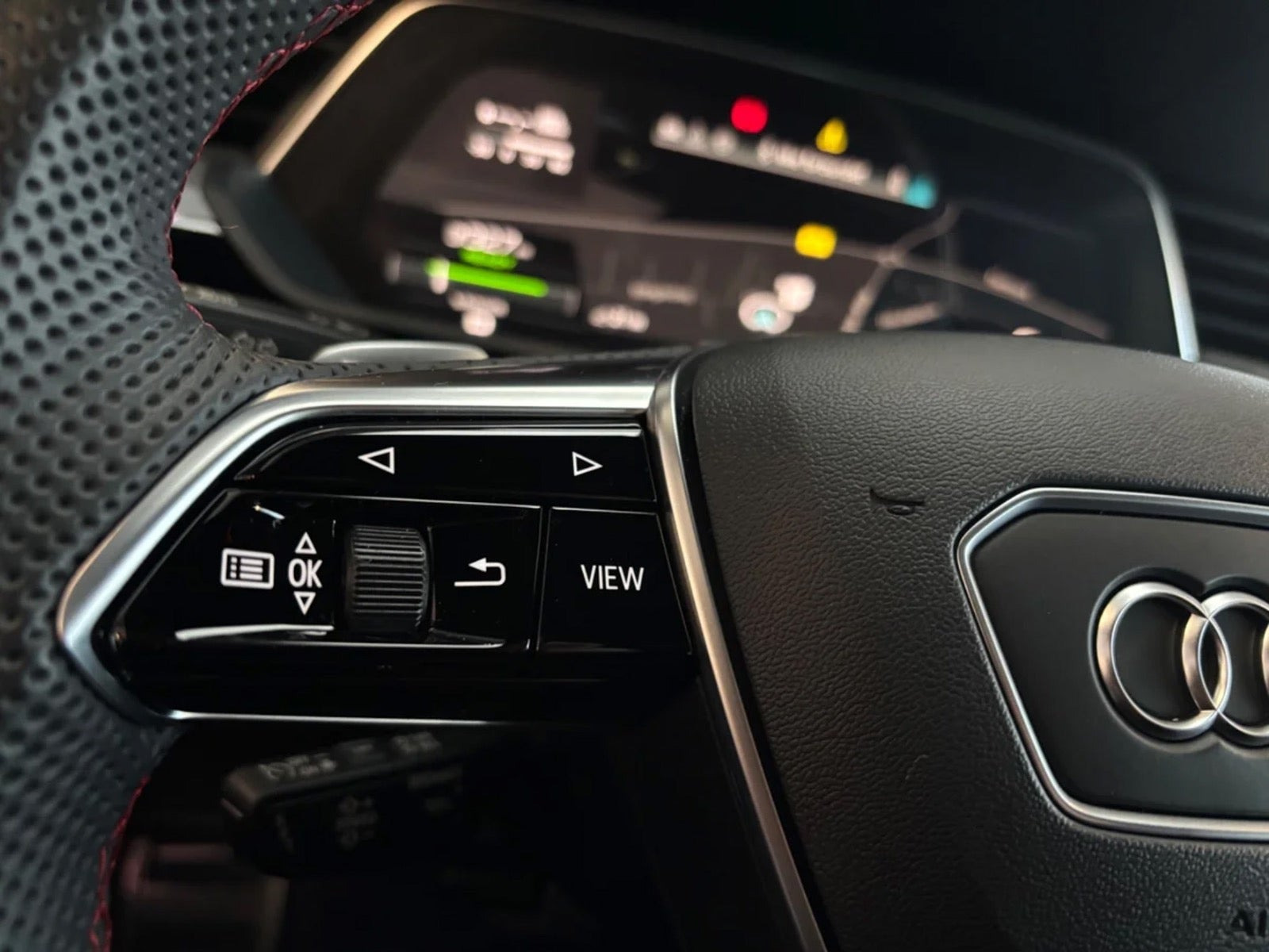 Rød Audi Q8 e-tron fra 2024