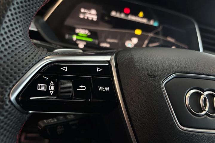 Rød Audi Q8 e-tron fra 2024