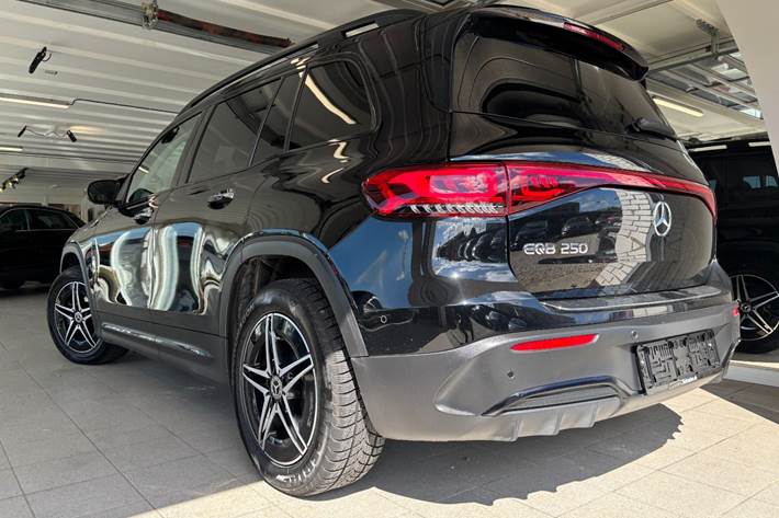 Sort Mercedes EQB250 fra 2022
