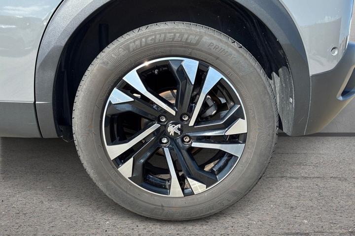 Grå Peugeot 2008 fra 2025