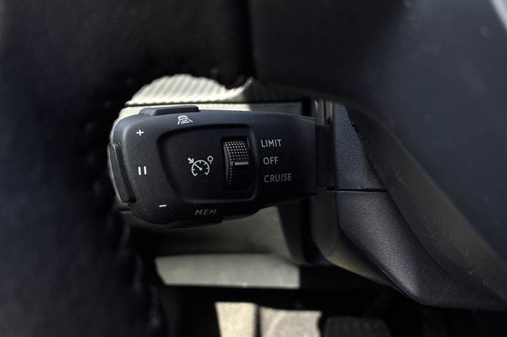 Grå Peugeot 2008 fra 2025