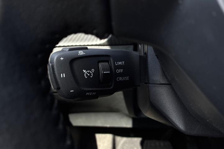 Grå Peugeot 2008 fra 2025