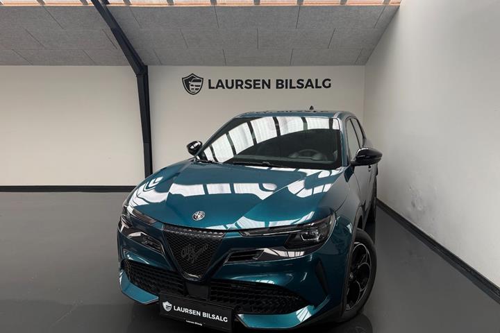 Grøn Alfa Romeo Junior fra 2025 set udefra