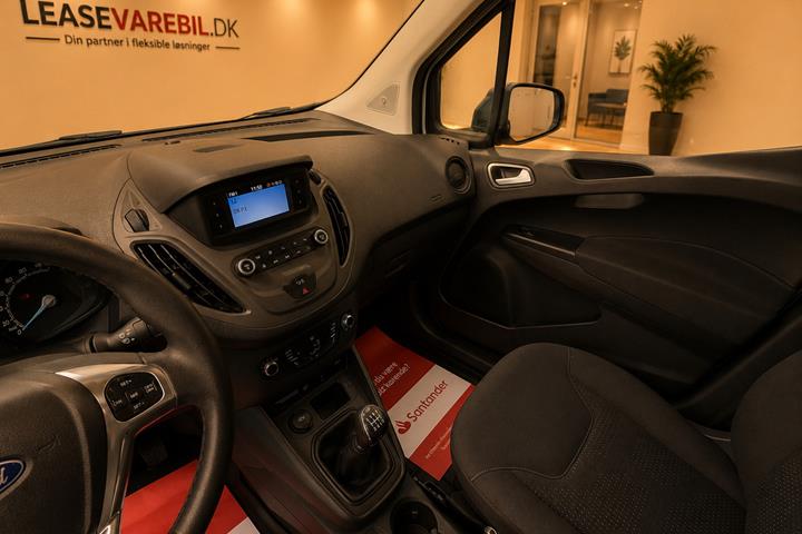Hvid Ford Transit Courier fra 2021
