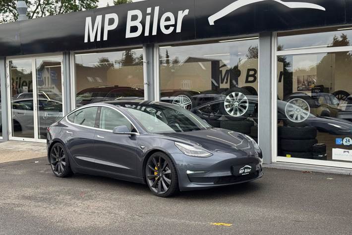 Grå Tesla Model 3 fra 2020