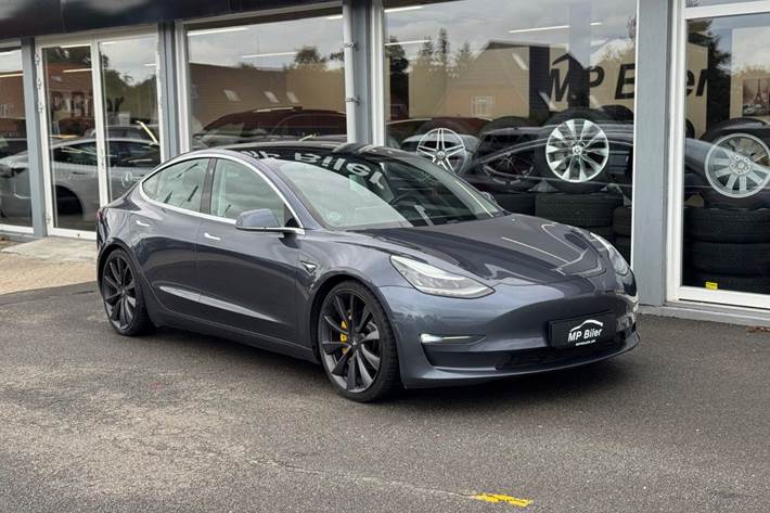 Grå Tesla Model 3 fra 2020