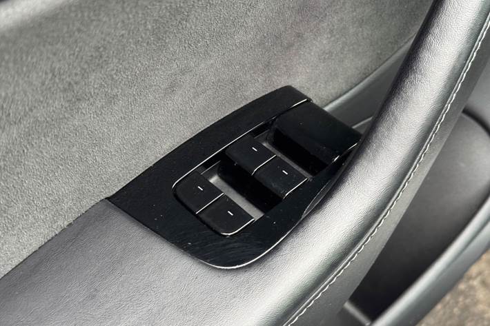Grå Tesla Model 3 fra 2020