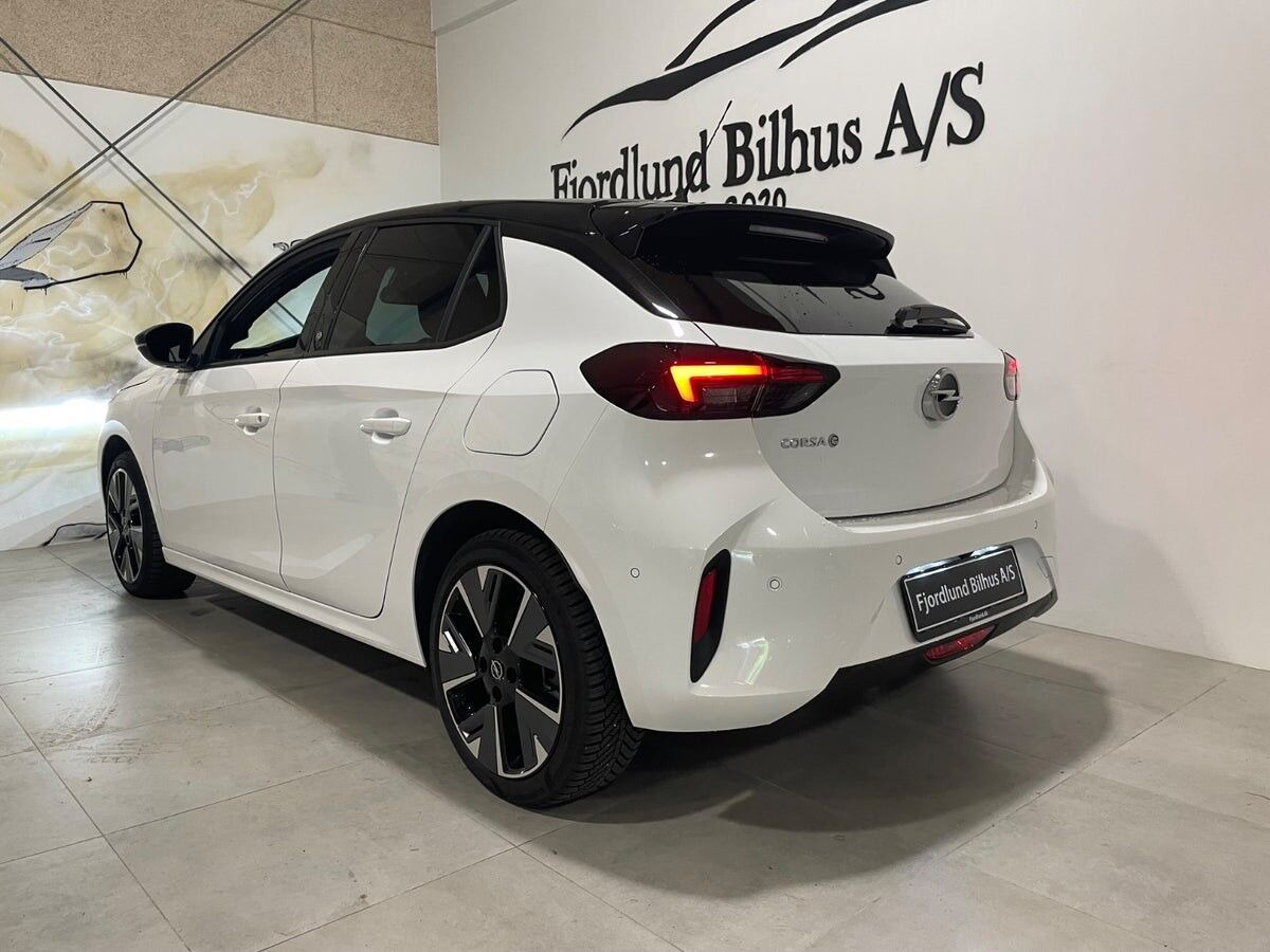 Hvid Opel Corsa-e fra 2023