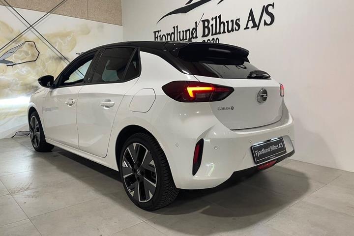 Hvid Opel Corsa-e fra 2023