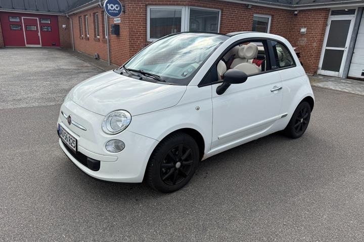 Hvid Fiat 500C fra 2013 set udefra