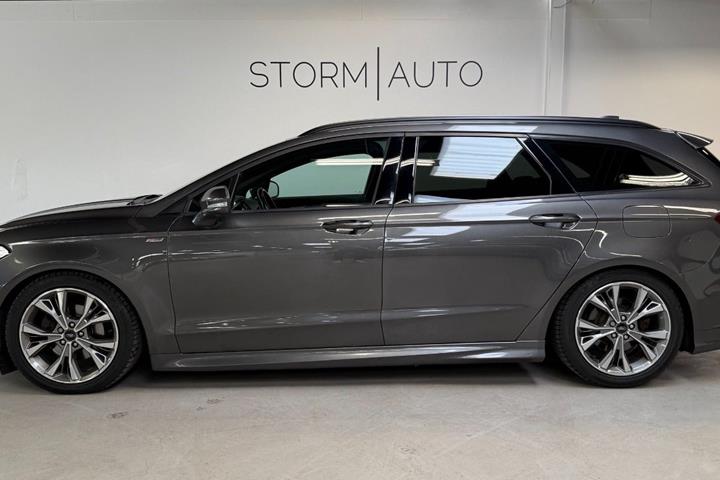 Grå Ford Mondeo fra 2020