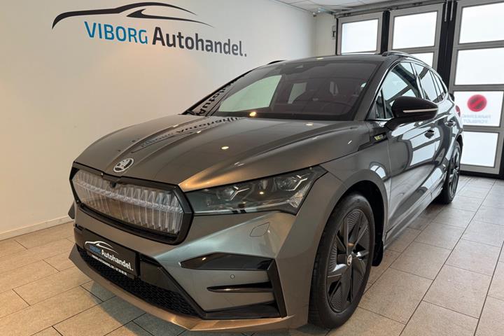 Grå Skoda Enyaq fra 2025 set udefra