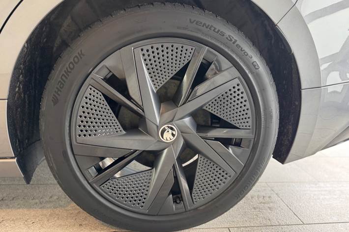 Grå Skoda Enyaq fra 2025