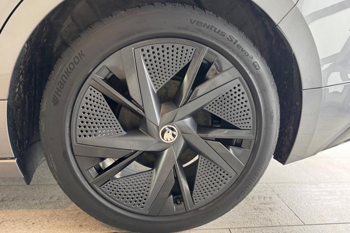 Grå Skoda Enyaq fra 2025