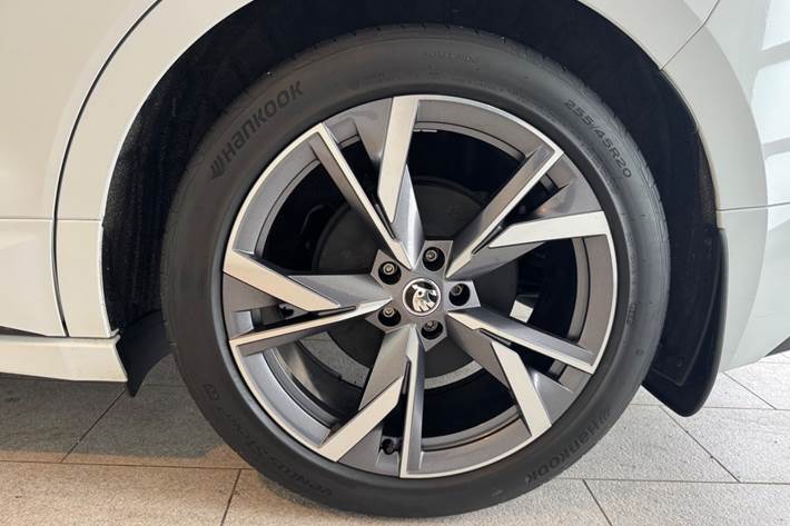 Hvid Skoda Enyaq fra 2023