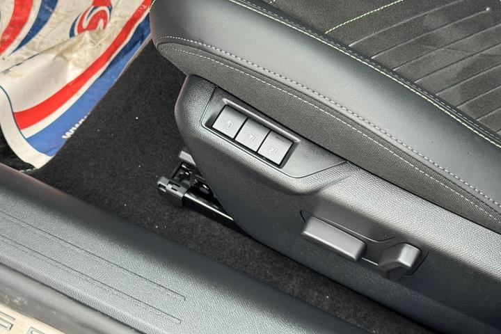 Sort Peugeot e-208 fra 2024