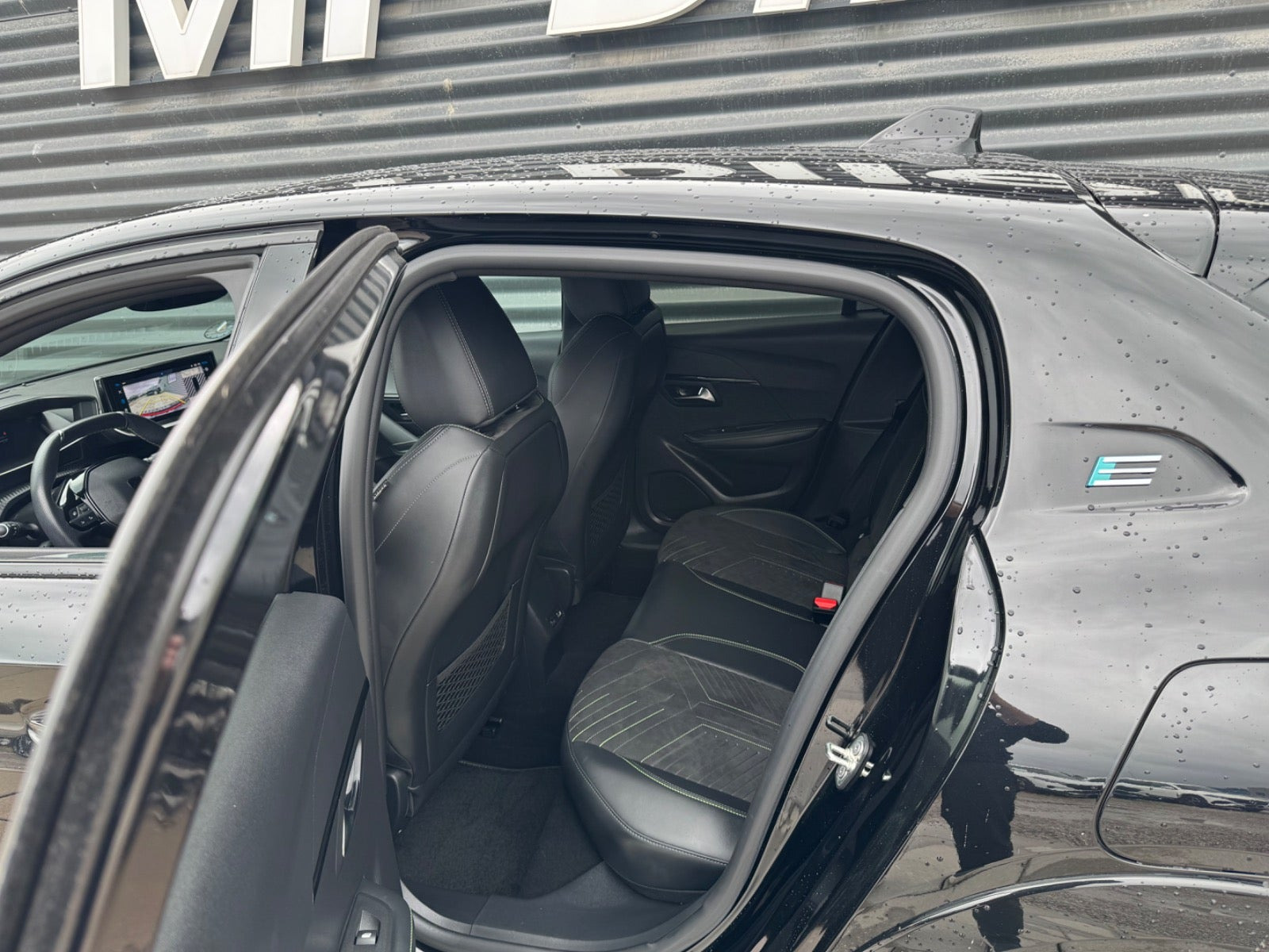 Sort Peugeot e-208 fra 2024