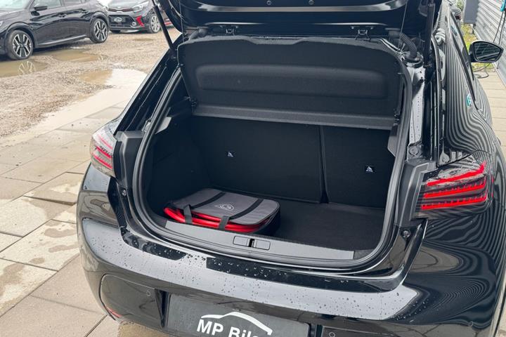 Sort Peugeot e-208 fra 2024