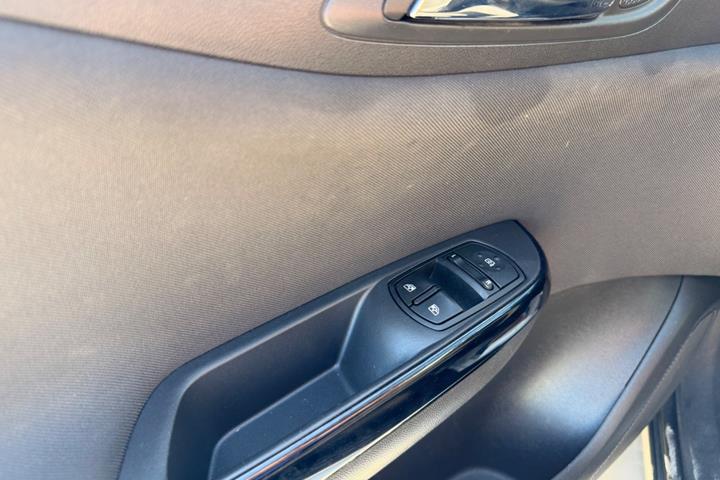 Sølv Opel Corsa fra 2018